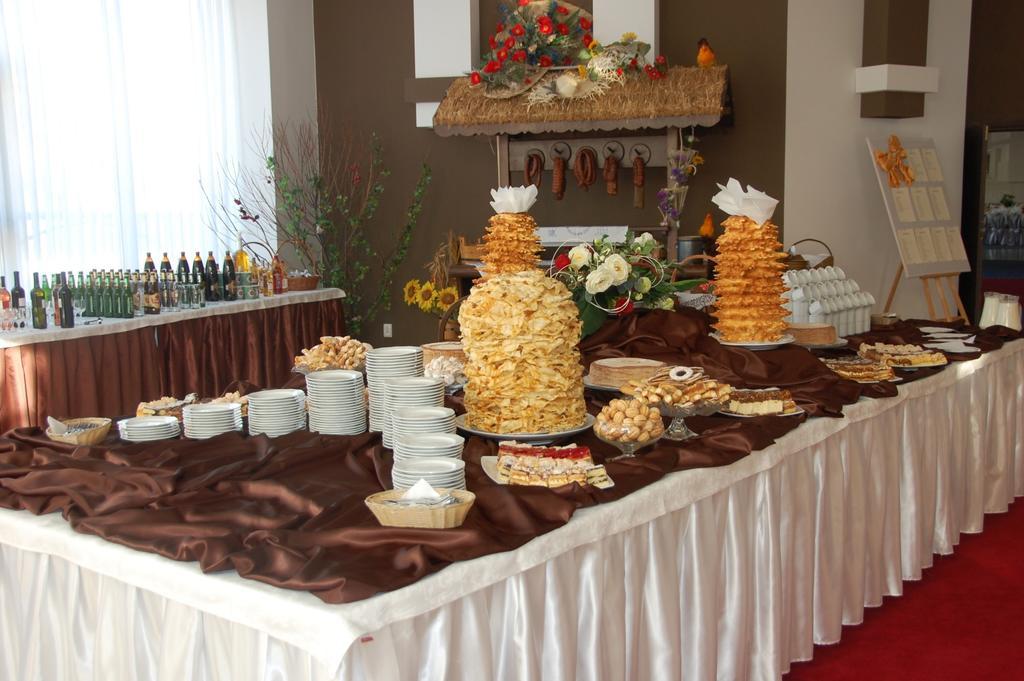 Hotel Unibus Bielsk Podlaski Bagian luar foto