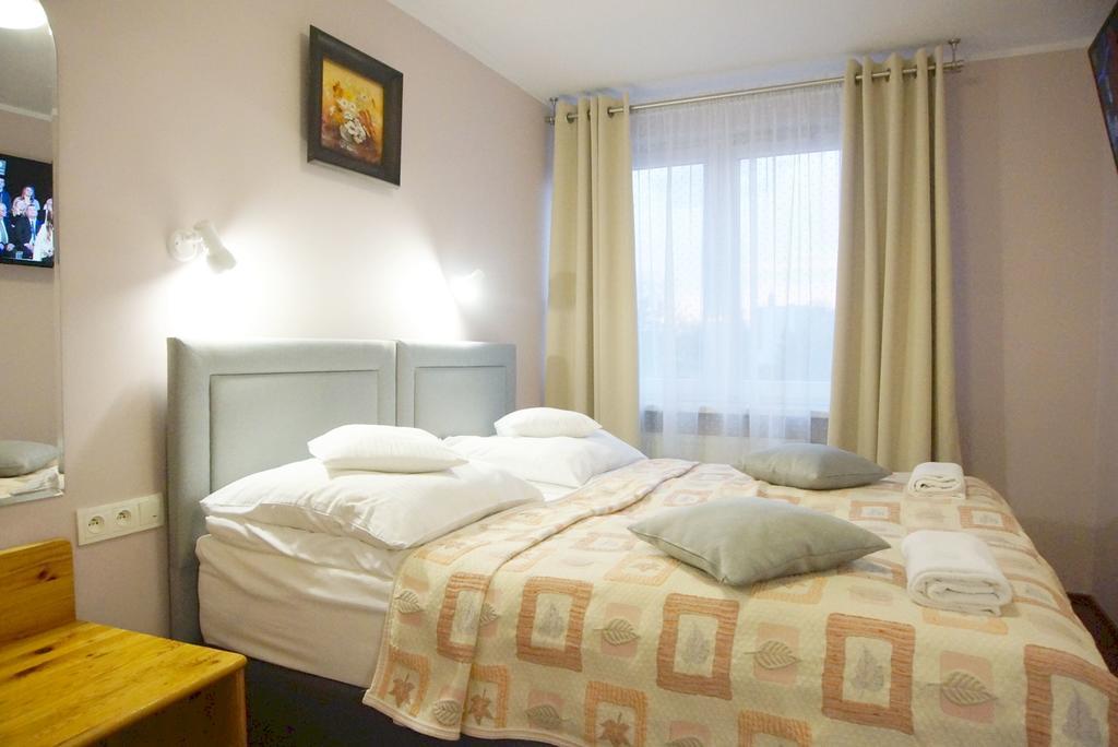 Hotel Unibus Bielsk Podlaski Bagian luar foto