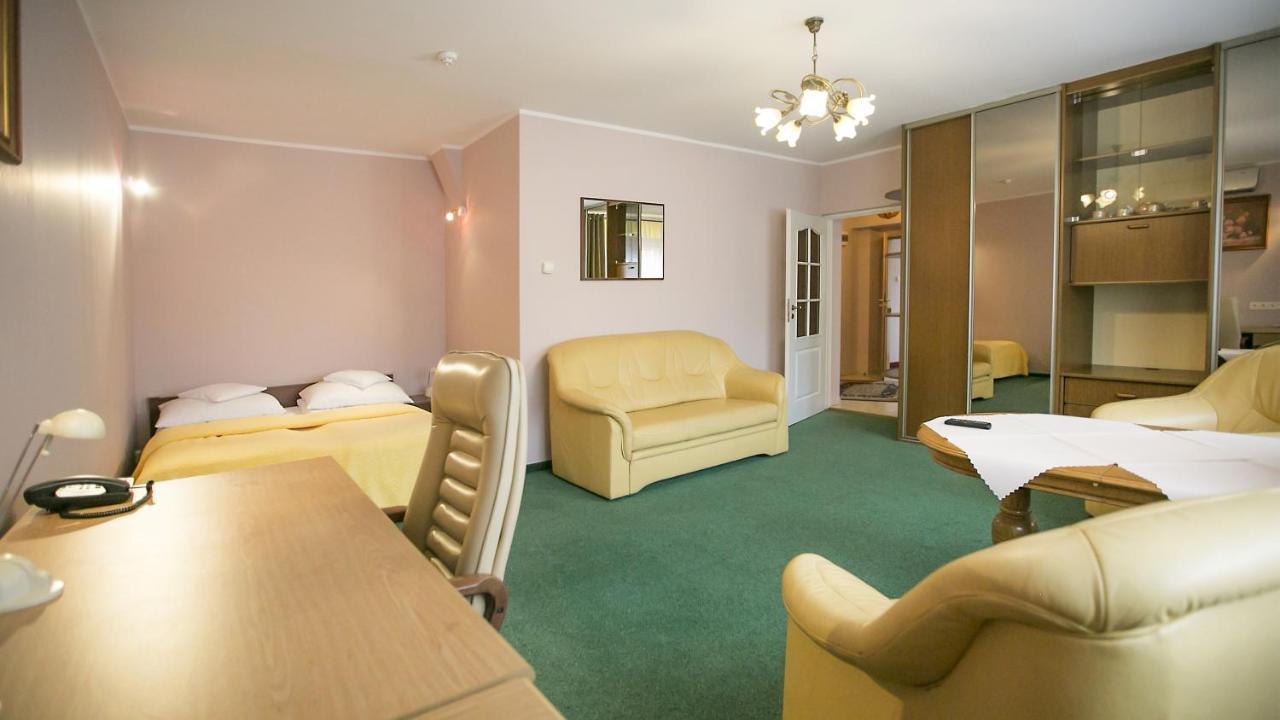Hotel Unibus Bielsk Podlaski Bagian luar foto