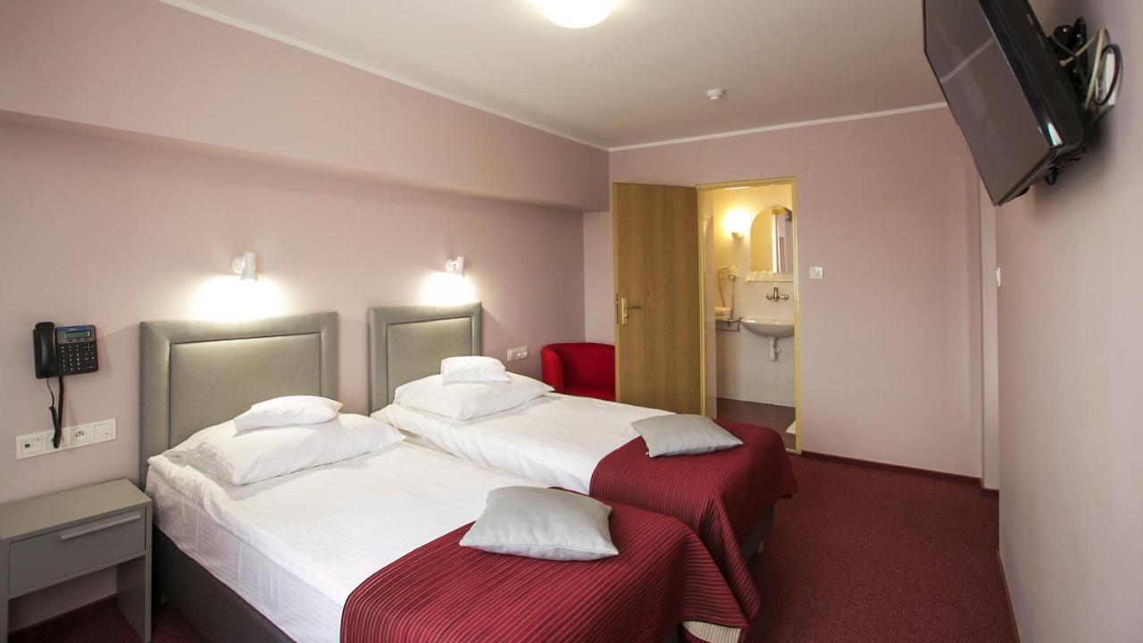 Hotel Unibus Bielsk Podlaski Bagian luar foto