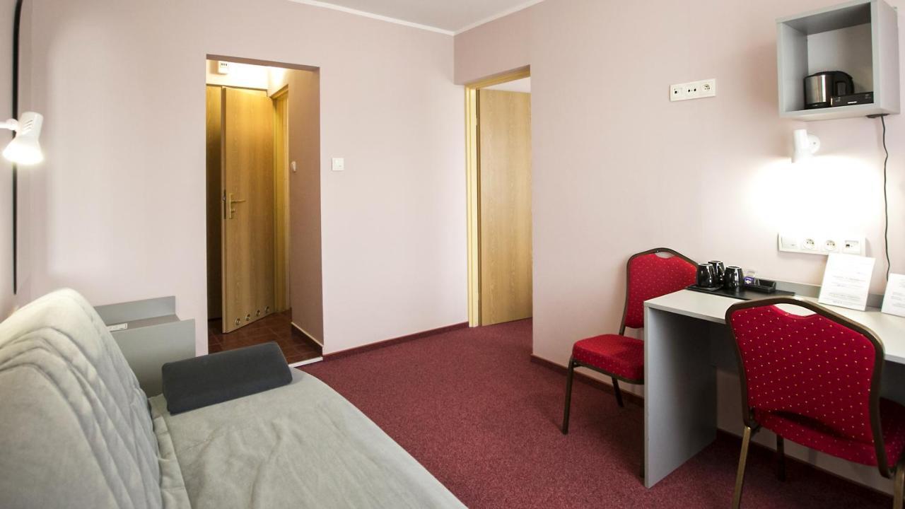 Hotel Unibus Bielsk Podlaski Bagian luar foto