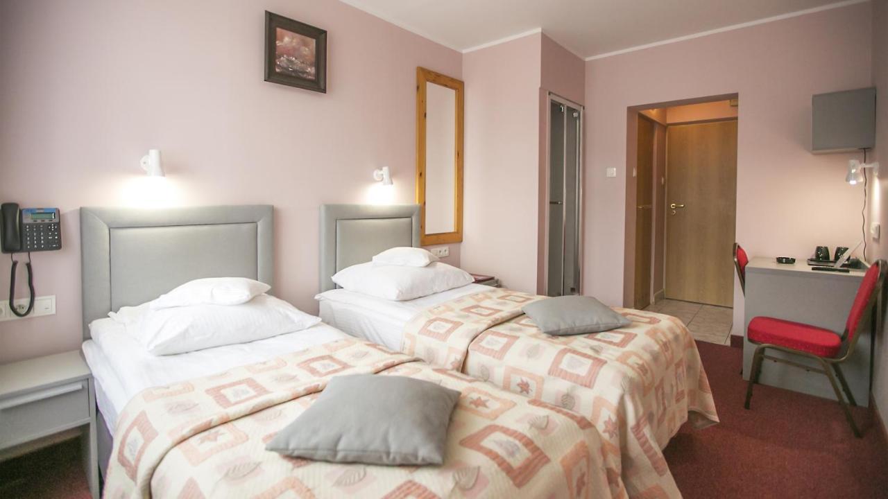Hotel Unibus Bielsk Podlaski Bagian luar foto