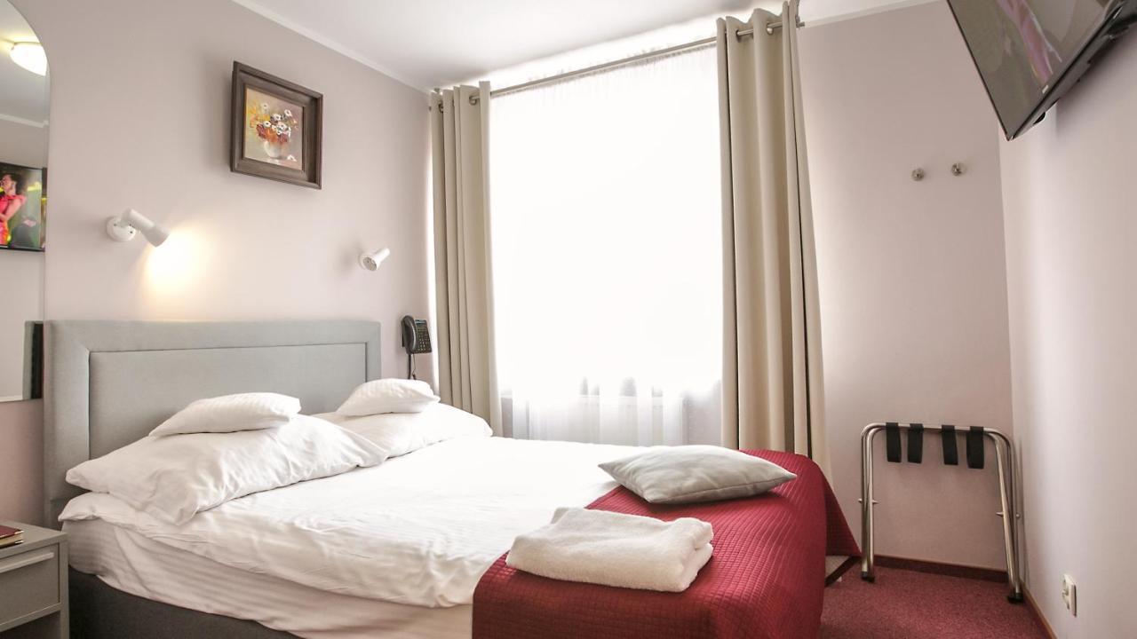 Hotel Unibus Bielsk Podlaski Bagian luar foto