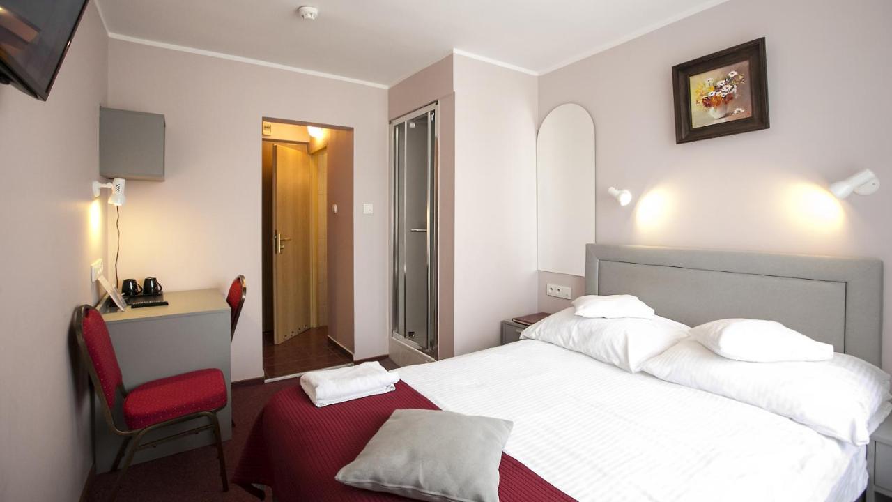 Hotel Unibus Bielsk Podlaski Bagian luar foto