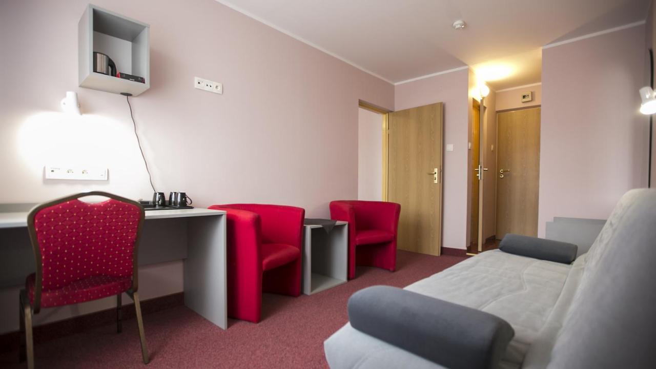 Hotel Unibus Bielsk Podlaski Bagian luar foto