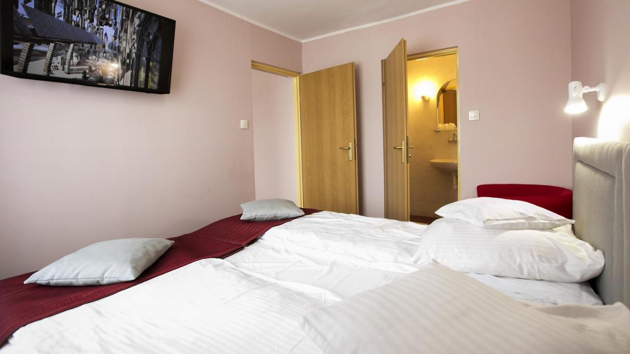 Hotel Unibus Bielsk Podlaski Bagian luar foto