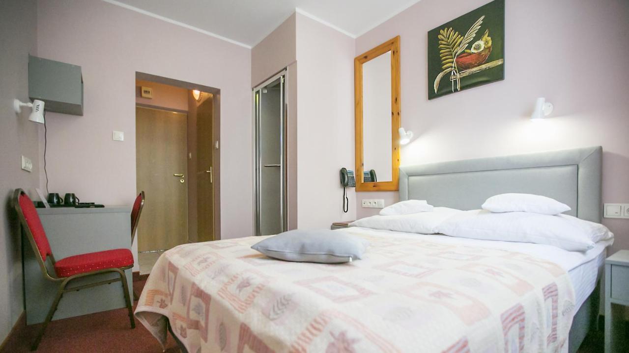 Hotel Unibus Bielsk Podlaski Bagian luar foto