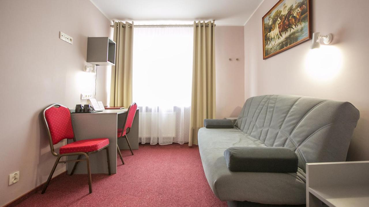 Hotel Unibus Bielsk Podlaski Bagian luar foto