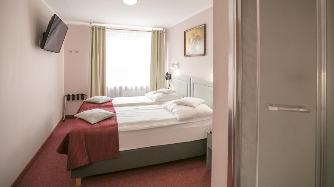 Hotel Unibus Bielsk Podlaski Bagian luar foto