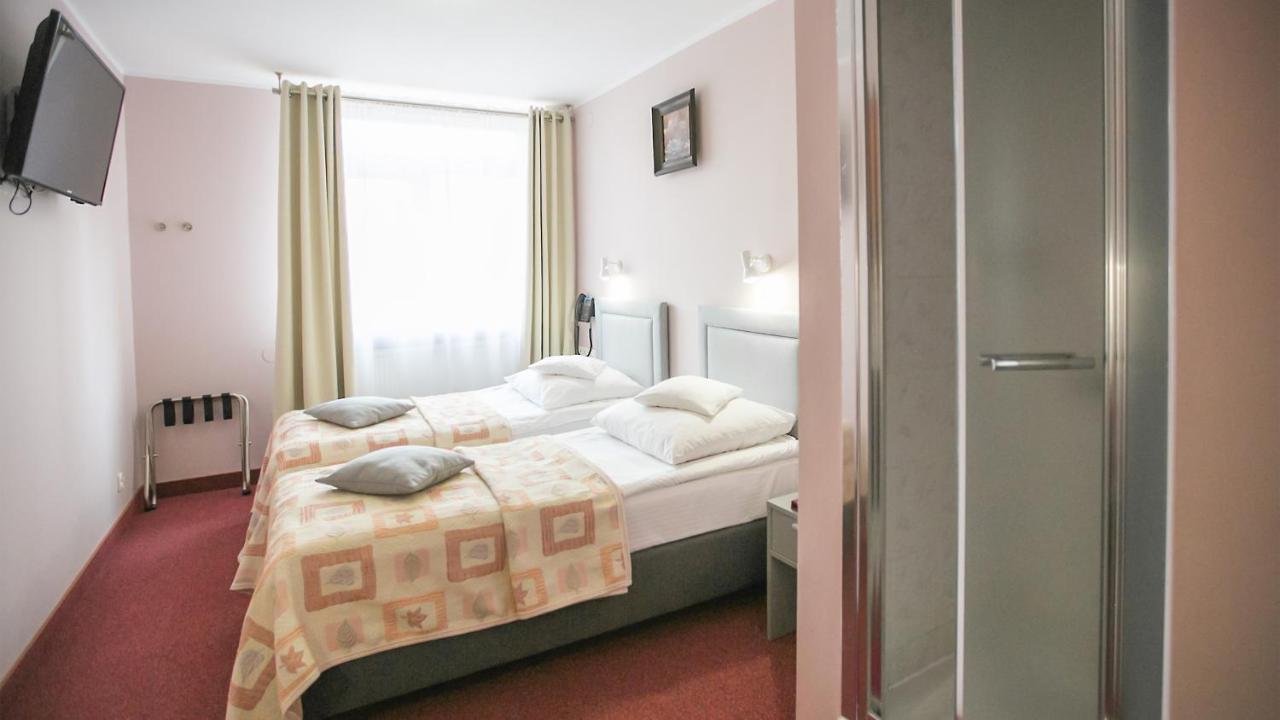Hotel Unibus Bielsk Podlaski Bagian luar foto