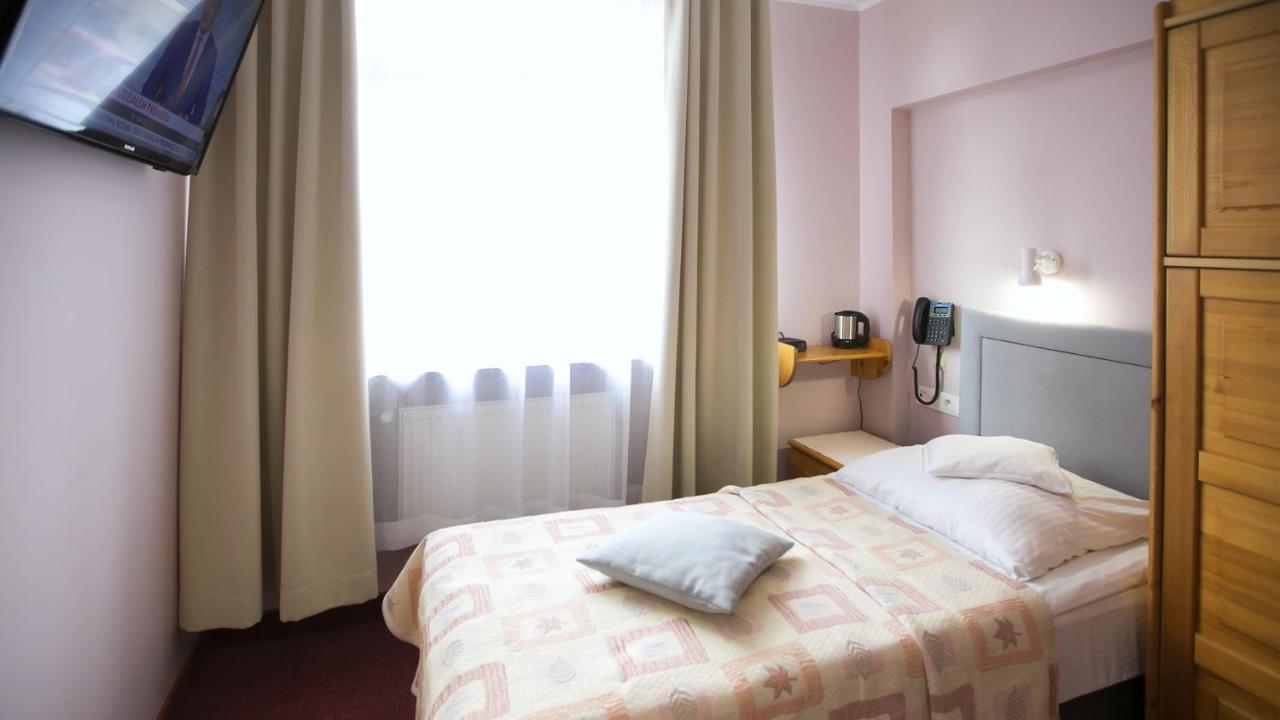 Hotel Unibus Bielsk Podlaski Bagian luar foto