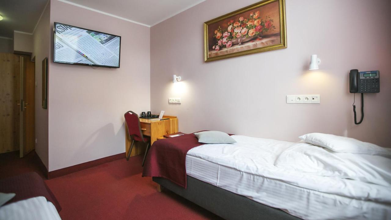 Hotel Unibus Bielsk Podlaski Bagian luar foto