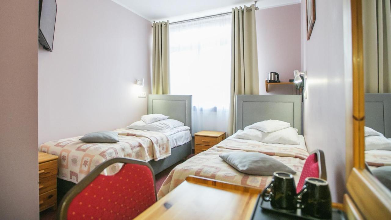 Hotel Unibus Bielsk Podlaski Bagian luar foto