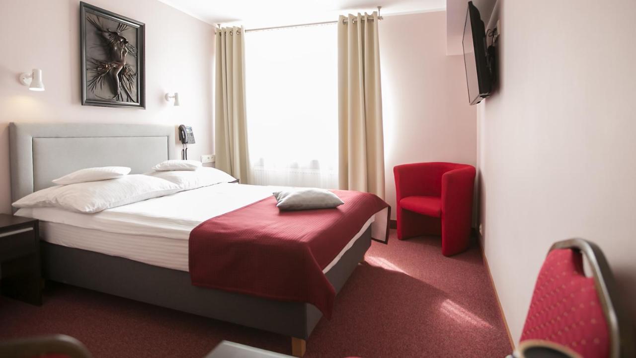 Hotel Unibus Bielsk Podlaski Bagian luar foto