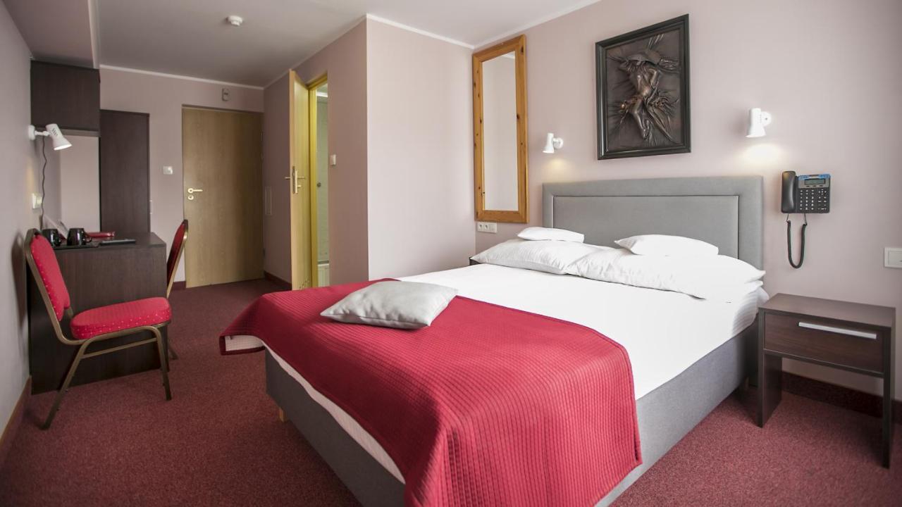 Hotel Unibus Bielsk Podlaski Bagian luar foto