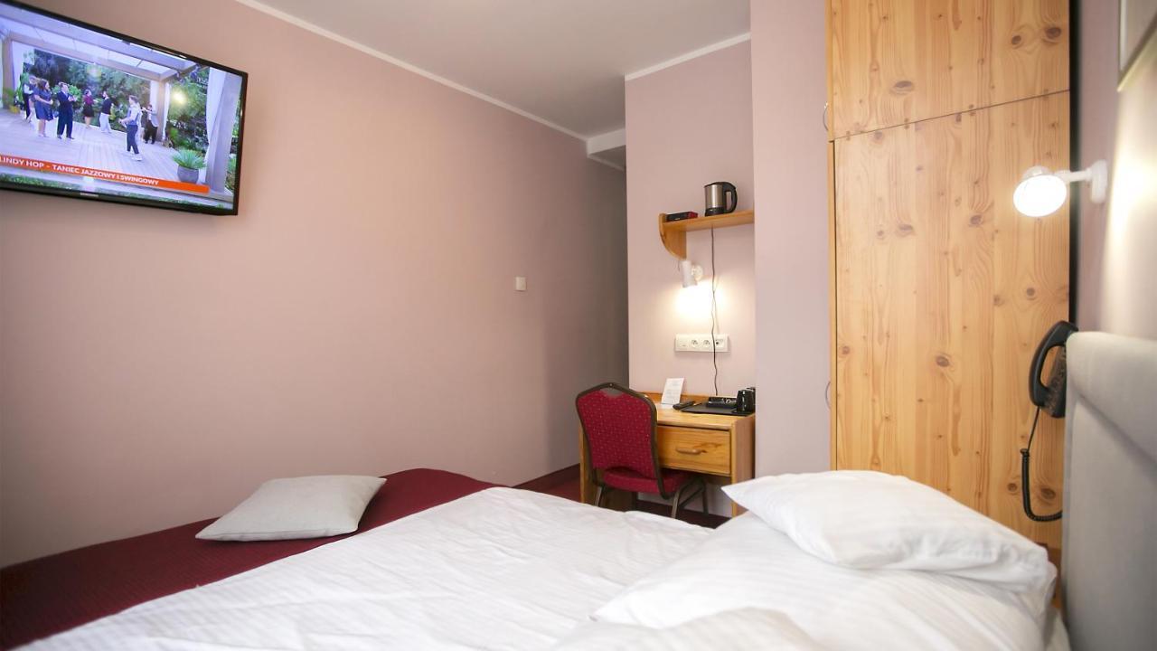 Hotel Unibus Bielsk Podlaski Bagian luar foto