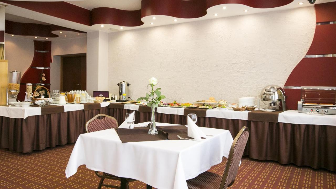 Hotel Unibus Bielsk Podlaski Bagian luar foto