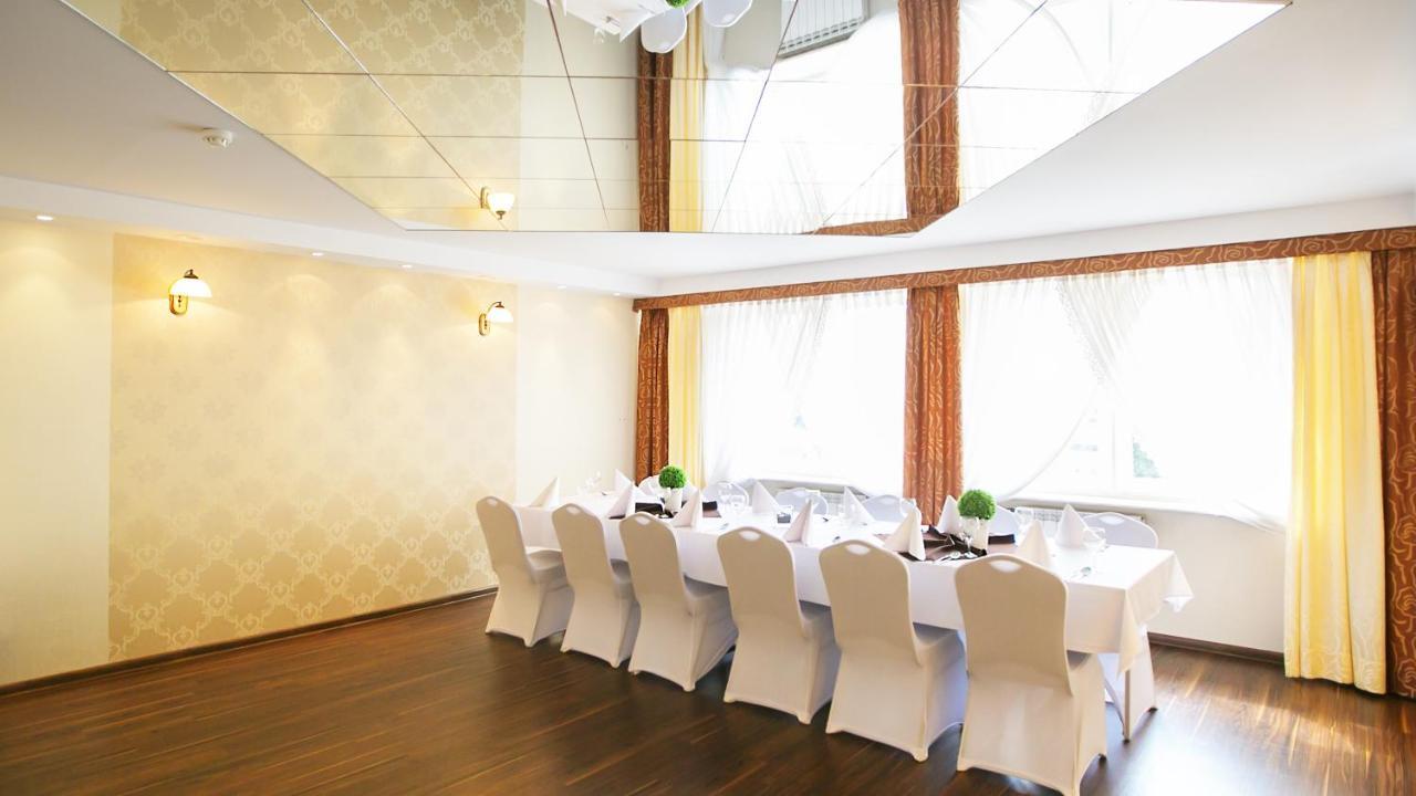 Hotel Unibus Bielsk Podlaski Bagian luar foto
