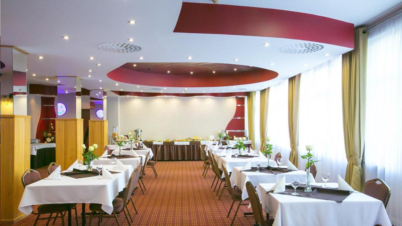 Hotel Unibus Bielsk Podlaski Bagian luar foto