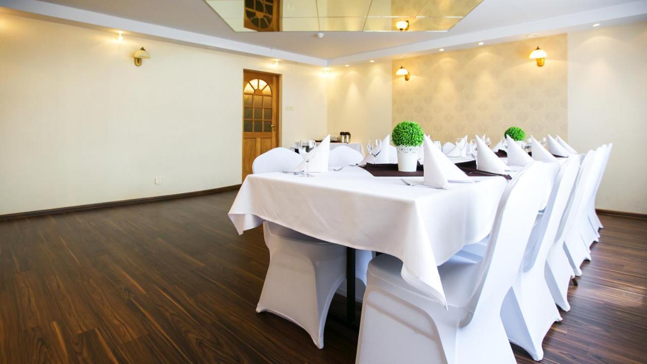 Hotel Unibus Bielsk Podlaski Bagian luar foto