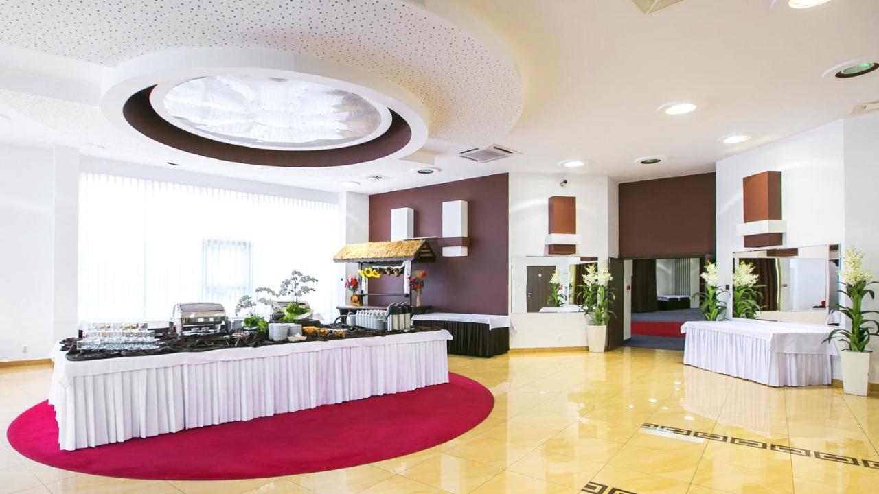 Hotel Unibus Bielsk Podlaski Bagian luar foto