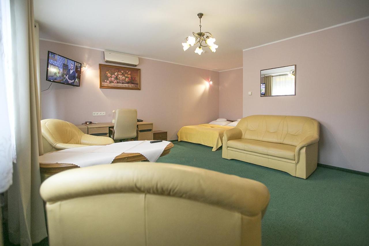 Hotel Unibus Bielsk Podlaski Bagian luar foto