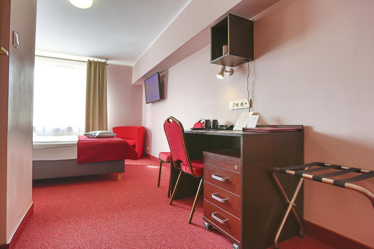 Hotel Unibus Bielsk Podlaski Bagian luar foto