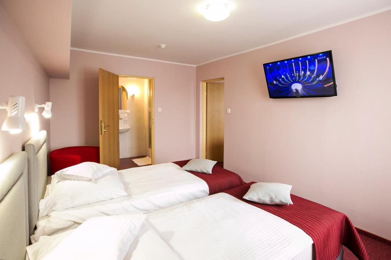 Hotel Unibus Bielsk Podlaski Bagian luar foto
