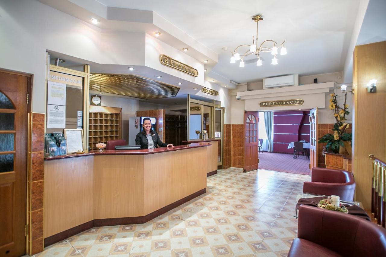 Hotel Unibus Bielsk Podlaski Bagian luar foto