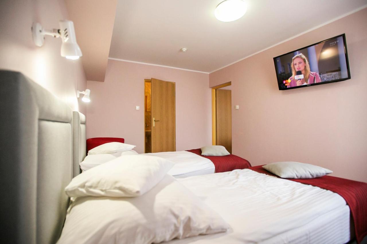 Hotel Unibus Bielsk Podlaski Bagian luar foto